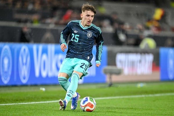 世界杯FIFA体育新闻:2026年3月,德国球员伦纳特·卡尔在对阵加纳的比赛中带球突破。