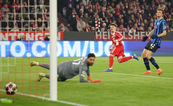 世界杯FIFA体育新闻:拜仁慕尼黑的伦纳特·卡尔在欧冠联赛中攻破亚特兰大的球门