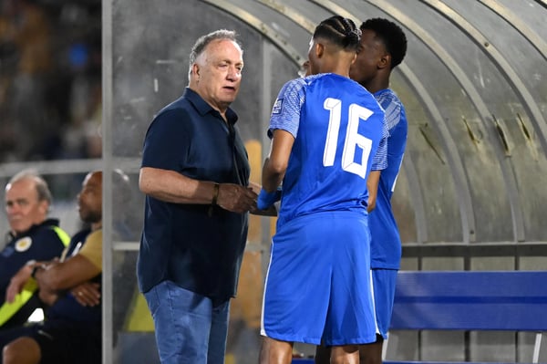 世界杯FIFA体育新闻：迪克·艾德沃卡特与库拉索岛球员