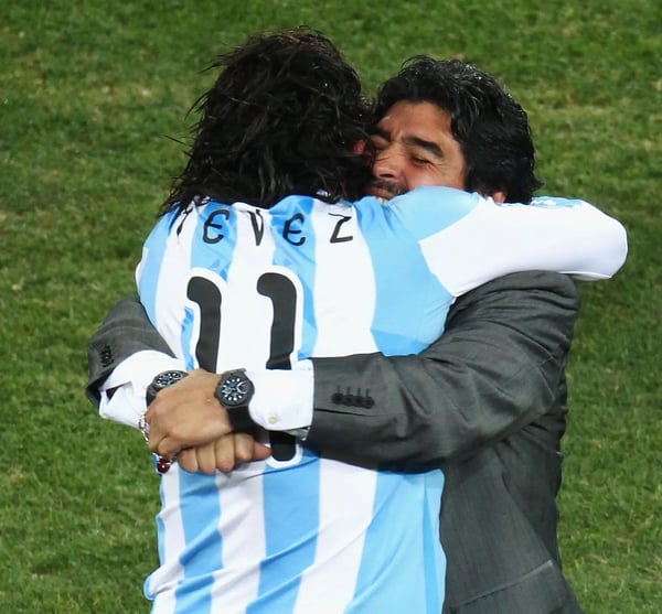 世界杯FIFA体育新闻：在2010年南非世界杯16强赛中，卡洛斯·特维斯在约翰内斯堡足球城球场为阿根廷队攻破墨西哥队球门后，与迭戈·马拉多纳庆祝。