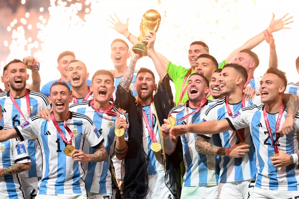 世界杯FIFA体育新闻：阿根廷球员莱昂内尔·梅西在卢赛尔体育场举起国际足联世界杯奖杯。