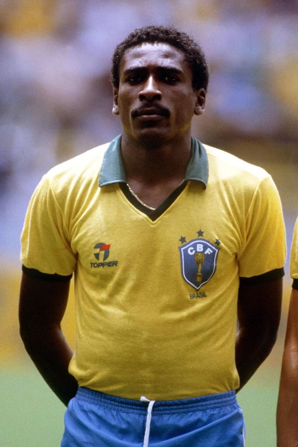 世界杯FIFA体育新闻:1986年墨西哥世界杯16强赛,巴西队对阵波兰队,在瓜达拉哈拉哈利斯科体育场,若西马尔列队入场。