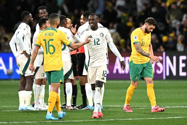 世界杯FIFA体育新闻:在澳大利亚与沙特阿拉伯的比赛中,沙特·阿卜杜勒哈米德与阿齐兹·贝希奇握手。