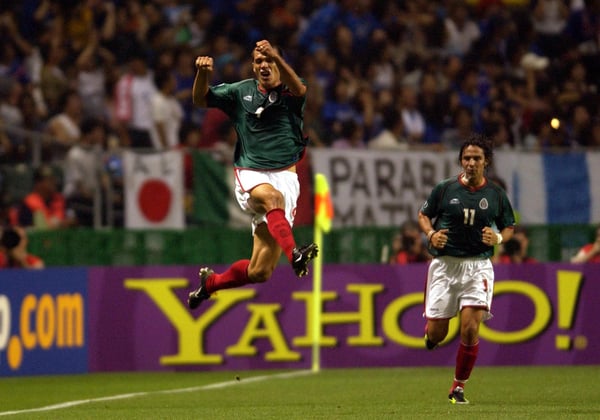 世界杯FIFA体育新闻：在2002年韩日世界杯G组比赛中，墨西哥队球员贾里德·博尔格蒂在大分体育场（大眼体育场）庆祝进球，对手是意大利队。