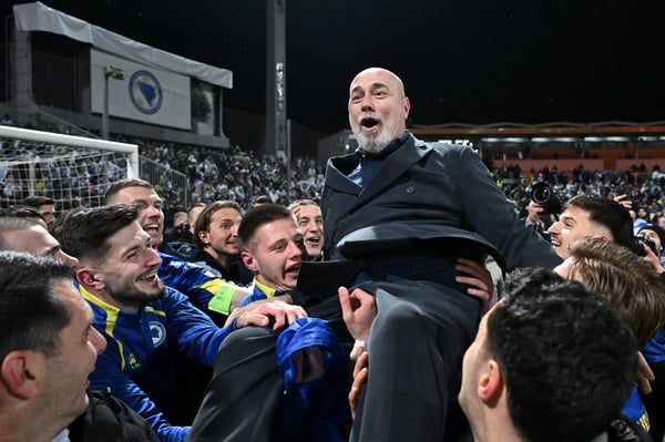 世界杯FIFA体育新闻：在2026年国际足联世界杯欧洲区预选赛附加赛波黑对阵意大利的比赛结束后，波黑球员塞尔吉·巴尔巴雷斯庆祝进球。