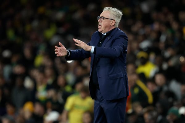 世界杯FIFA体育新闻：在巴西与塞内加尔的国际友谊赛期间，巴西国家队主教练卡洛·安切洛蒂在场边。
