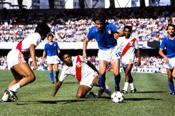 世界杯FIFA体育新闻：1982年西班牙世界杯小组赛第一组，布鲁诺·孔蒂代表意大利队在维戈巴莱多斯市政球场对阵秘鲁队。