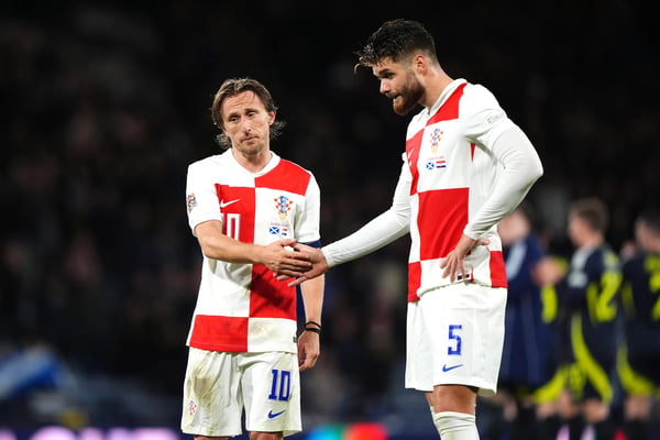 世界杯FIFA体育新闻:在格拉斯哥汉普顿公园举行的欧洲国家联赛A1组比赛中,克罗地亚球员卢卡·莫德里奇(左)和杜耶·卡莱塔-卡尔在终场哨响后做出反应。
