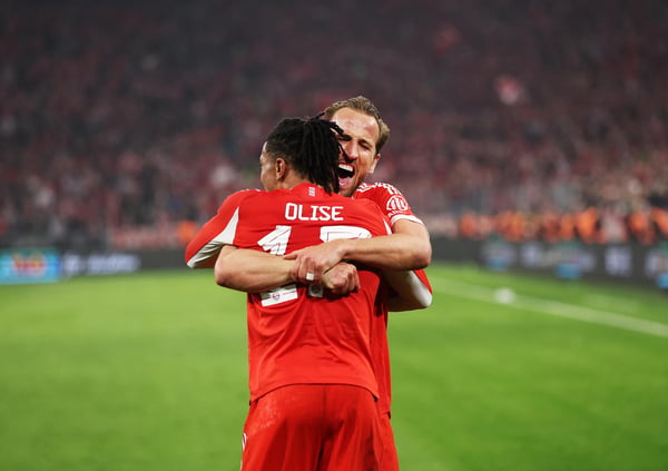世界杯FIFA体育新闻：迈克尔·奥利塞与哈里·凯恩庆祝拜仁进球