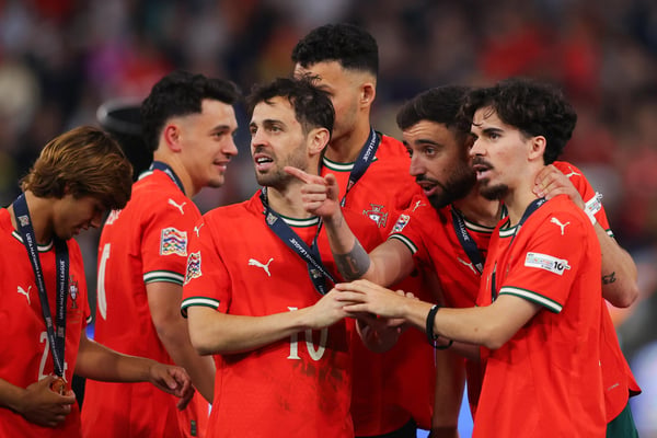 世界杯FIFA体育新闻:布鲁诺·费尔南德斯在赢得 2025 年欧洲国家联赛冠军后与葡萄牙队友维蒂尼亚和贝尔纳多·席尔瓦交谈