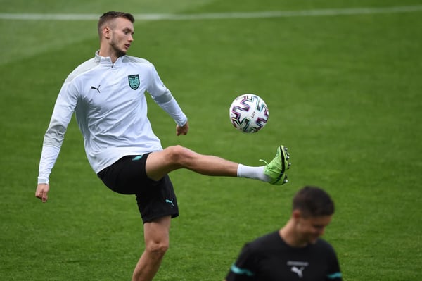 世界杯FIFA体育新闻：奥地利前锋萨沙·卡拉季奇在热身中