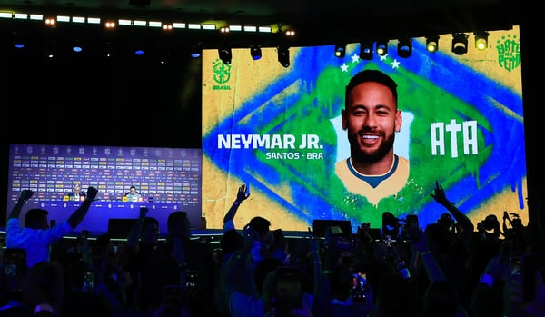 世界杯FIFA体育新闻:内马尔由主教练卡洛·安切洛蒂在里约热内卢举行的新闻发布会上宣布加盟。