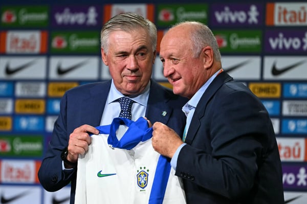 世界杯FIFA体育新闻:卡洛·安切洛蒂在路易斯·菲利佩·斯科拉里就任巴西国家队主教练的就职仪式上与他会面。
