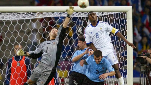 世界杯FIFA体育新闻：2002年法国乌拉圭A组英雄