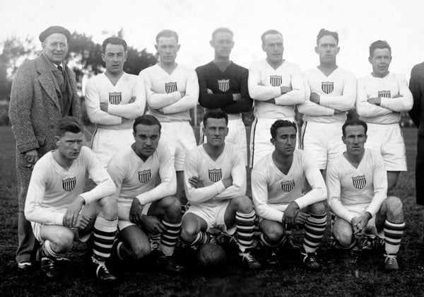世界杯FIFA体育新闻：1930年国际足联世界杯乌拉圭站比赛前，美国队列队合影