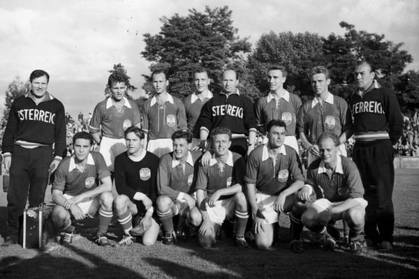 世界杯FIFA体育新闻：1954年瑞士世界杯上，奥地利球员合影留念。