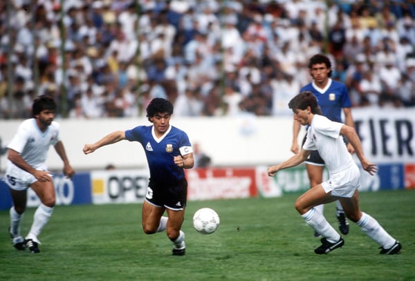 世界杯FIFA体育新闻：1986 年世界杯决赛阶段。第二阶段。墨西哥普埃布拉。1986 年 6 月 16 日。阿根廷 1 比 0 乌拉圭。阿根廷的迭戈·马拉多纳与乌拉圭的爱德华多·阿塞维多争抢皮球。