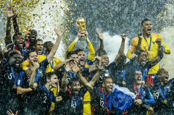 世界杯FIFA体育新闻：法国球员举起奖杯