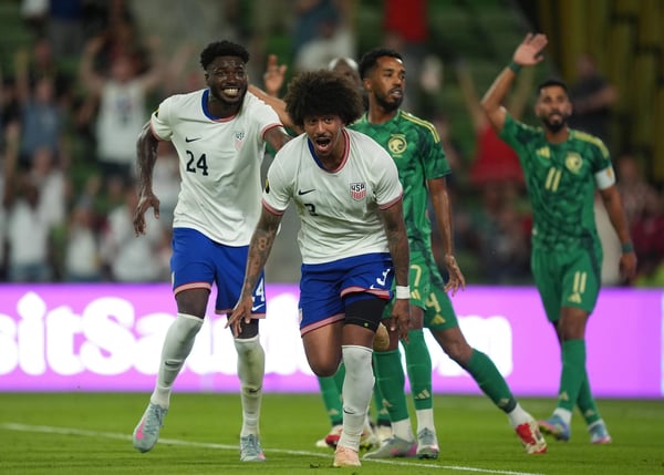 世界杯FIFA体育新闻:足球:中北美洲及加勒比海金杯赛小组赛——美国队对阵沙特阿拉伯队