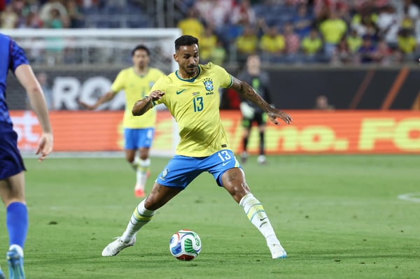 世界杯FIFA体育新闻:巴西后卫达尼洛(13号)在巴西与克罗地亚的比赛下半场控球。