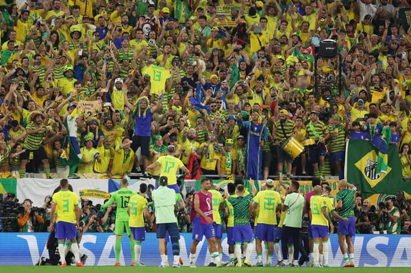 世界杯FIFA体育新闻:在2022年卡塔尔世界杯16强赛中,巴西队在多哈974体育场战胜韩国队后,球员们与球迷们一同庆祝。