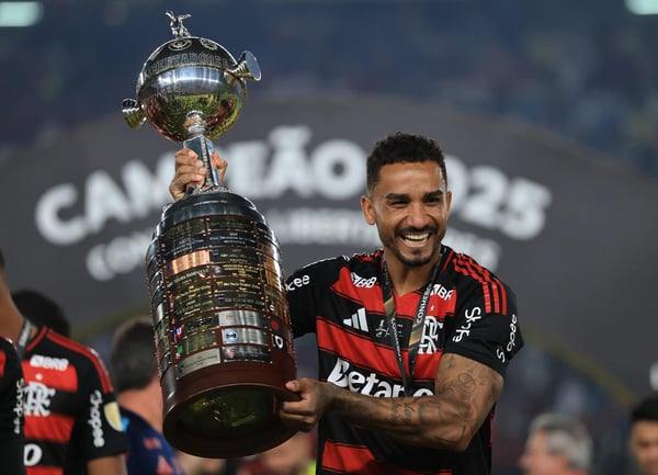 世界杯FIFA体育新闻:2025 年 11 月 29 日,弗拉门戈队的达尼洛庆祝荣获 2025 年南美解放者杯奖杯。