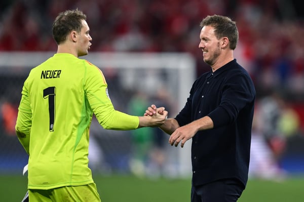 世界杯FIFA体育新闻:德国队比赛结束后,曼努埃尔·诺伊尔和朱利安·纳格尔斯曼握手致意。