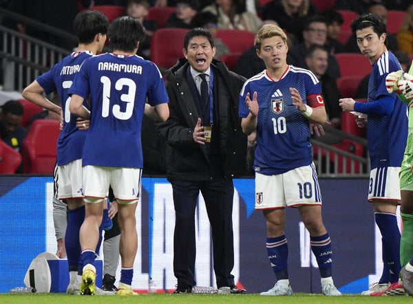 世界杯FIFA体育新闻:2026年3月,在与英格兰的国际比赛期间,森保一与日本球员交谈。