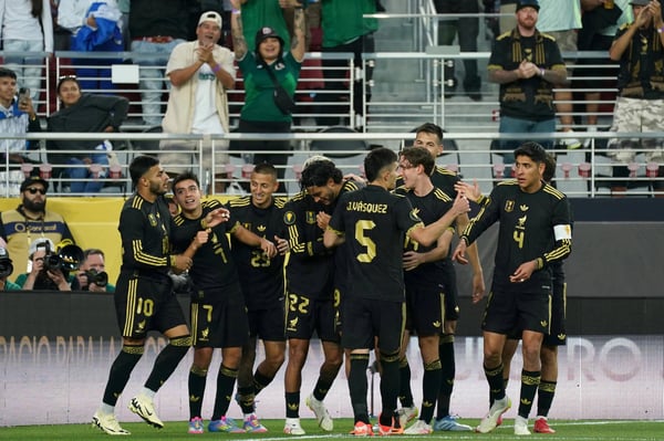 世界杯FIFA体育新闻：足球：中北美洲及加勒比海金杯赛半决赛——洪都拉斯对阵墨西哥