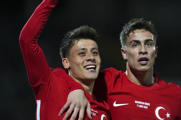 世界杯FIFA体育新闻:凯南·伊尔迪兹和阿尔达·古勒庆祝土耳其队进球