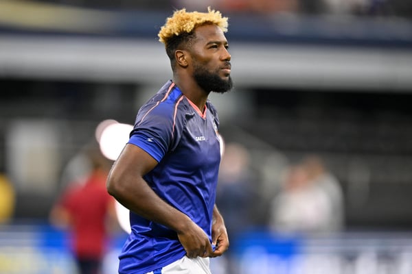 世界杯FIFA体育新闻:2025年6月22日,在AT&T体育场举行的2025年金杯赛小组赛中,海地前锋达肯斯·纳宗在对阵美国队的比赛前进行热身。