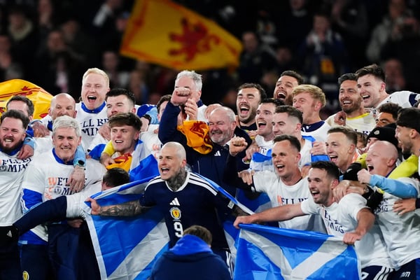 世界杯FIFA体育新闻:苏格兰队球员和主教练史蒂夫·克拉克在格拉斯哥汉普顿公园球场举行的2026年世界杯预选赛最后一场比赛中以4比2战胜丹麦队后庆祝晋级。照片拍摄日期:2025年11月18日,星期二。(图片由Andrew Milligan/PA Images via Getty Images提供)