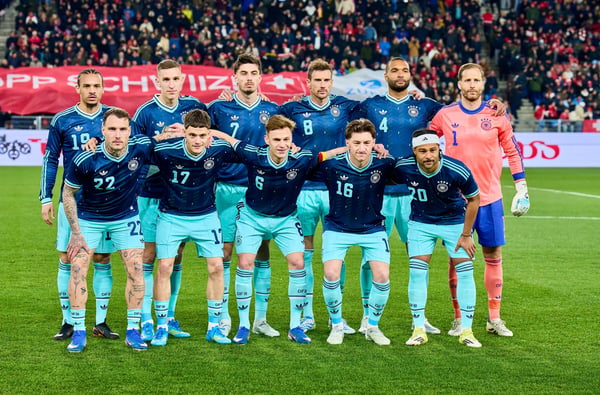 世界杯FIFA体育新闻:德国队对阵瑞士队的合影,2026年3月