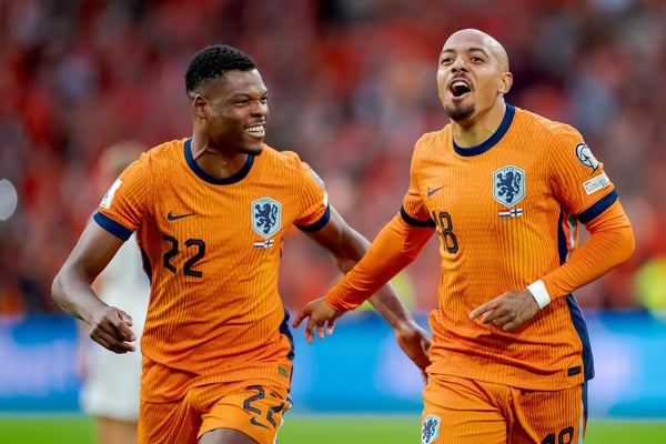 世界杯FIFA体育新闻:丹泽尔·邓弗里斯和多尼尔·马伦为荷兰队庆祝