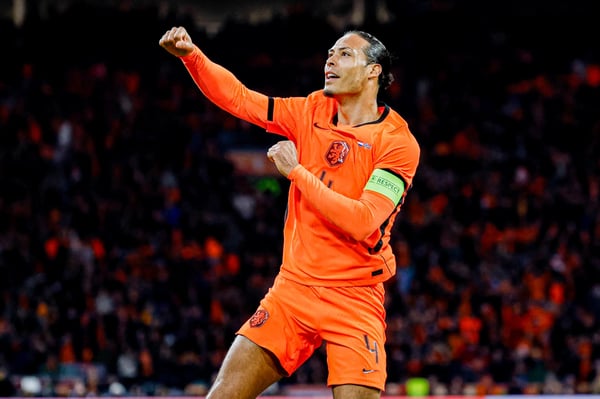 世界杯FIFA体育新闻:2026年3月,在阿姆斯特丹的约翰·克鲁伊夫竞技场举行的国际友谊赛中,维吉尔·范戴克为荷兰队攻入一球,随后庆祝进球。