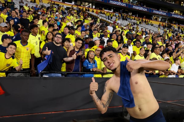 世界杯FIFA体育新闻:肯德里·帕埃斯与厄瓜多尔球迷合影
