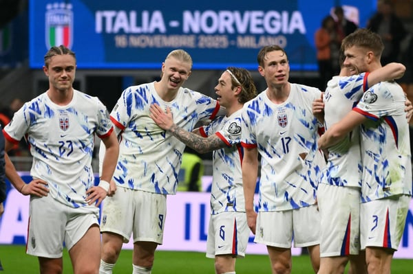 世界杯FIFA体育新闻：在挪威队战胜意大利队赢得世界杯预选赛冠军后，埃尔林·哈兰德与他的挪威队友们一起庆祝。