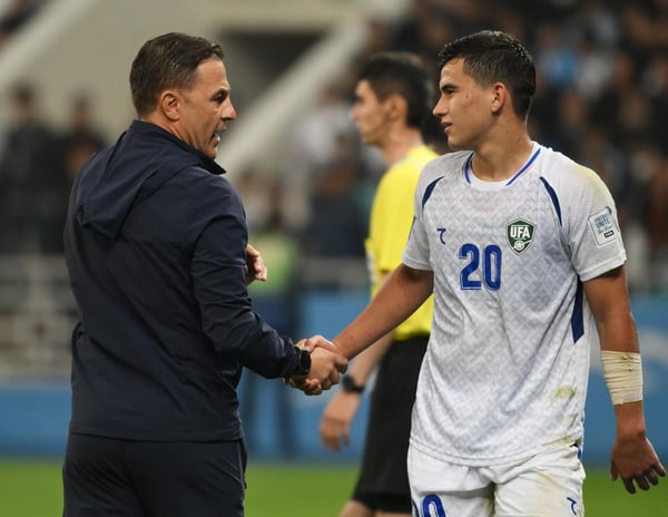 世界杯FIFA体育新闻:在乌兹别克斯坦与委内瑞拉的FIFA系列赛比赛结束后,别赫鲁兹·卡里莫夫向法比奥·卡纳瓦罗致意。