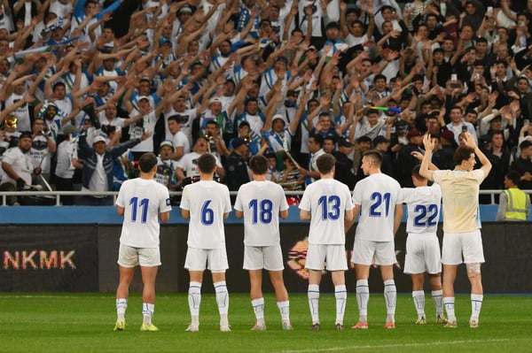 世界杯FIFA体育新闻:在2026年国际足联杯对阵加蓬的比赛结束后,乌兹别克斯坦球员向球迷致意。