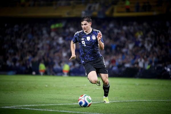 世界杯FIFA体育新闻：阿根廷球员朱利安·阿尔瓦雷斯带球冲向球门