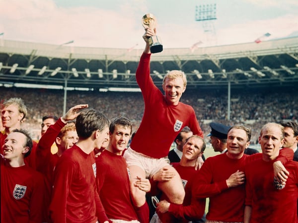 世界杯FIFA体育新闻:1970年国际足联世界杯决赛,英格兰队经过加时赛以4比2战胜西德队,英格兰队长博比·摩尔在队友的肩上高举奖杯。