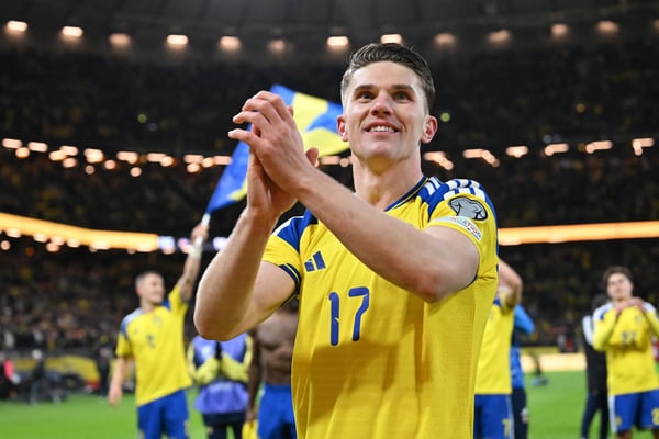世界杯FIFA体育新闻:在索尔纳友谊竞技场举行的2026年国际足联世界杯欧洲区预选赛附加赛决赛中,瑞典队以3-2战胜波兰队,维克托·吉约克雷斯庆祝胜利。