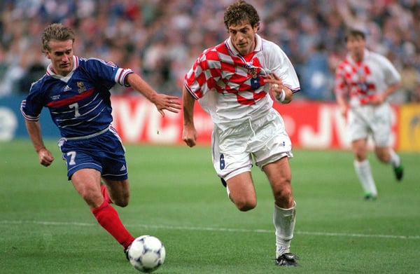 世界杯FIFA体育新闻：1998年国际足联世界杯半决赛，在圣丹尼斯法兰西体育场，克罗地亚球员斯拉文·比利奇被法国球员迪迪埃·德尚追赶。