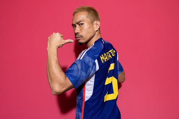 世界杯FIFA体育新闻：日本球员长友佑都于2022年卡塔尔世界杯开赛前摆姿势拍照