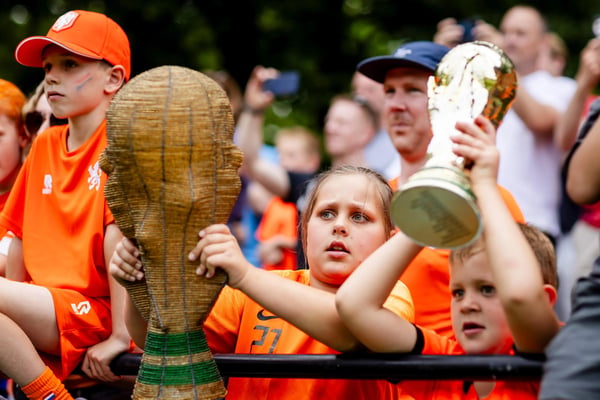 世界杯FIFA体育新闻:2026年5月31日,在荷兰皇家足球协会(KNVB)训练基地举行的“荷兰男子训练营”活动中,支持者们手持世界杯奖杯。
