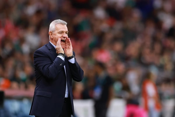 世界杯FIFA体育新闻:2026 年,在与墨西哥的比赛中,哈维尔·阿吉雷在场边做出反应。