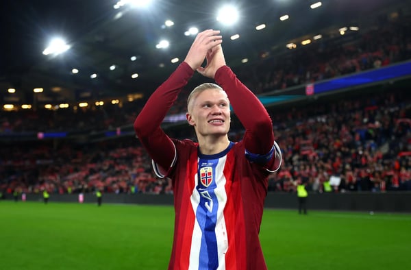世界杯FIFA体育新闻:在奥斯陆举行的2026年国际足联世界杯欧洲区预选赛中,挪威队以4-1战胜爱沙尼亚队,埃尔林·哈兰德赛后庆祝。