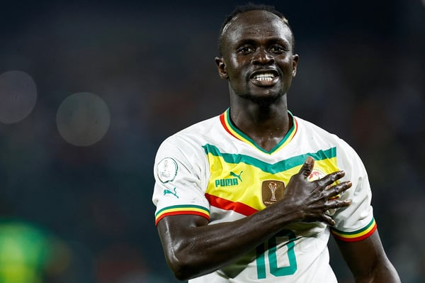 世界杯FIFA体育新闻:2024年1月19日,在亚穆苏克罗查尔斯·科南·班尼体育场举行的2024年非洲国家杯(CAN)C组塞内加尔对阵喀麦隆的足球比赛中,塞内加尔中场球员10号萨迪奥·马内庆祝打入球队的第三粒进球。