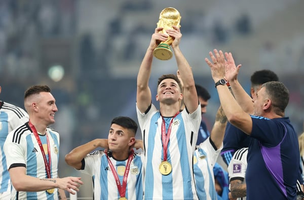 世界杯FIFA体育新闻：朱利安·阿尔瓦雷斯举起世界杯奖杯
