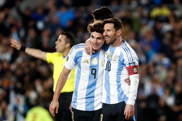 世界杯FIFA体育新闻：莱昂内尔·梅西与朱利安·阿尔瓦雷斯庆祝阿根廷在第26届世界杯预选赛中对阵委内瑞拉的进球